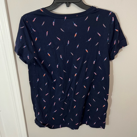 NWT Gap Women's Navy V-Neck Printed T-Shirt with a feather pattern - Picture 4 of 7